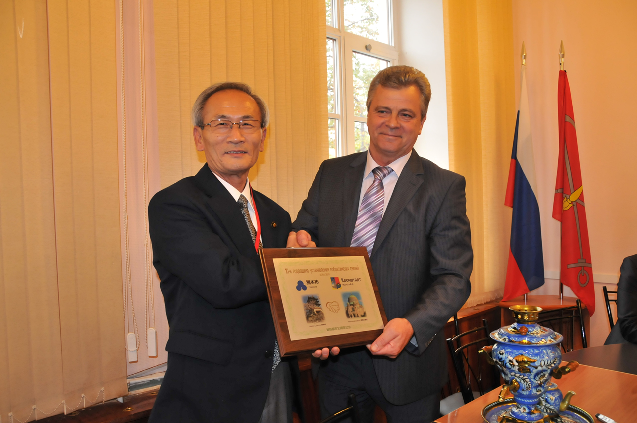平成24年訪問時 竹内市長とゴロシェフ区長（当時）