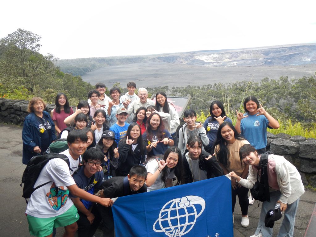 火山の前で記念撮影