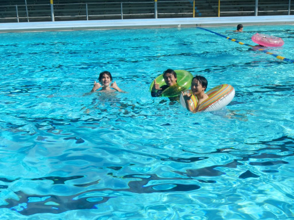 ヒロ高校のプールで水泳