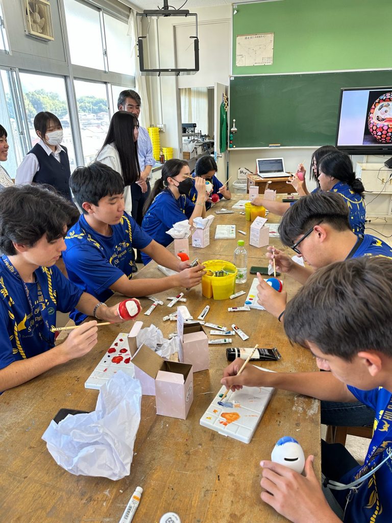 美術の時間にだるま作り