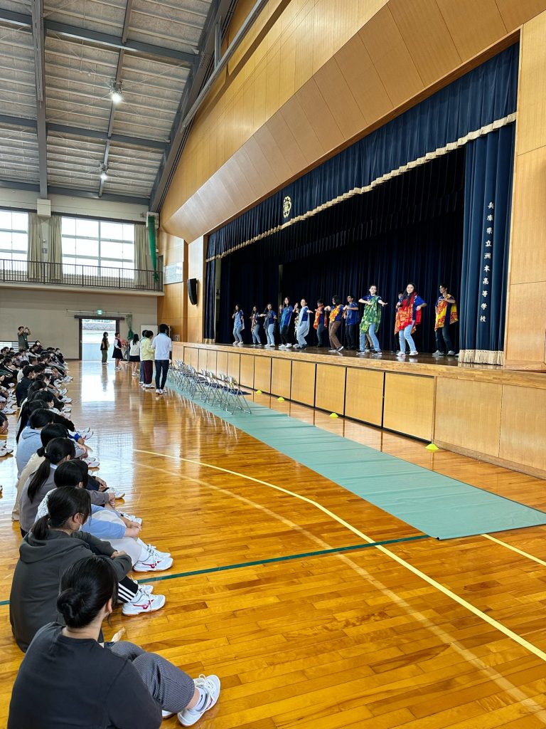 ハワイ学生によるフラダンス披露